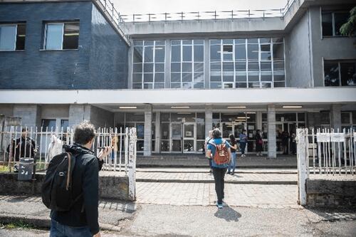 Abbiategrasso, violenza a scuola. Studente ferisce l'insegnante a testa e braccio con un coltello