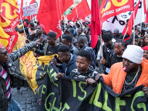 Sfila il corteo pro-migranti, stavolta niente incidenti