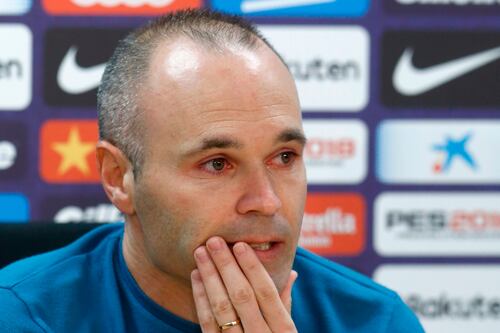 Iniesta in lacrime per l'addio al Barcellona: "Continuerò ma fuori dall'Europa"