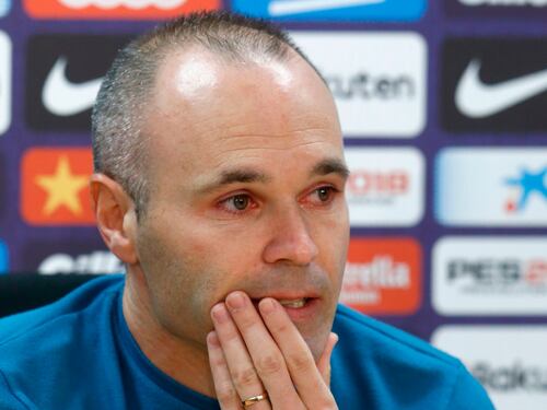 Iniesta in lacrime per l'addio al Barcellona: "Continuerò ma fuori dall'Europa"