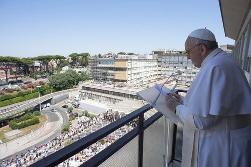 Papa Francesco, l'Angelus al Gemelli e l'appello: "La sanità resti gratuita, bene prezioso"