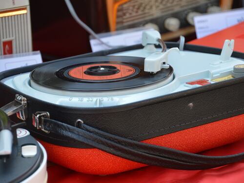 Il 45 giri compie 74 anni. Dai Beatles ai Pooh, quando il vinile faceva tendenza