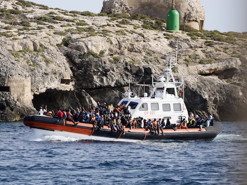 Migranti, sbarchi a raffica a Lampedusa: quasi 500 clandestini in una notte