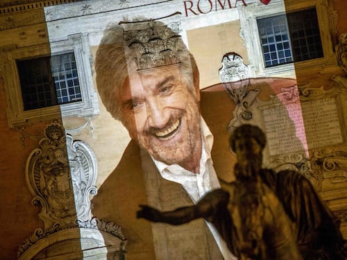 Proiezioni in Campidoglio e applausi dai balconi: è il saluto a Proietti