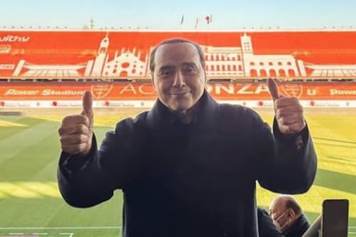 Silvio Berlusconi dà lezioni di calcio al suo Monza: "Basta passaggi al portiere, bisogna giocare così"