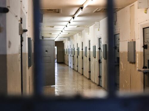 Carceri fuori controllo: due detenuti evadono da Varese, uno tenta il suicidio a Brescia