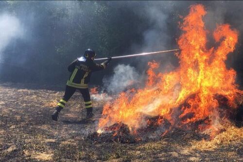 Emergenza incendi in mezza Italia. Un morto a Giugliano, roghi in Lazio e Toscana
