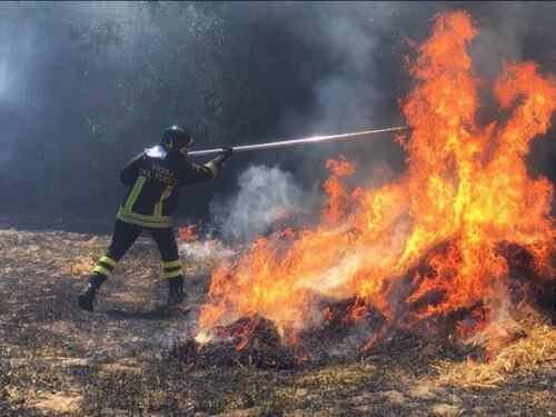 Emergenza incendi in mezza Italia. Un morto a Giugliano, roghi in Lazio e Toscana