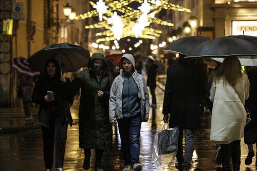 Natale, l'inflazione fa preoccupare gli italiani: quanto spenderanno per i regali