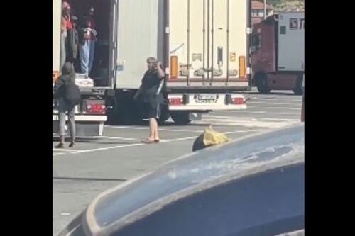 Ventimiglia, camionista scopre le migranti nascoste sul tir. Come le prende a cinghiate
