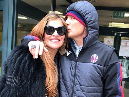 Sinisa Mihajlovic lascia l'ospedale. Ecco il bacio alla moglie Arianna