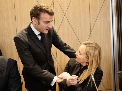 Meloni e Macron, faccia a faccia sui migranti: "Rischio 900mila arrivi dalla Tunisia"
