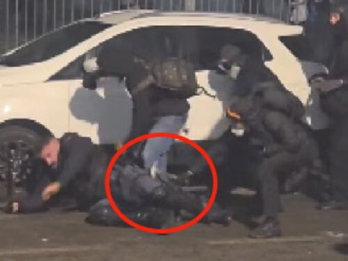Poliziotto preso a picconate dai "pacifici" pro Askatasuna: il video choc