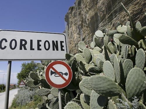 Corleone, nel feudo di Totò Riina e Provenzano il vaccino va a sindaco e assessori prima dei malati