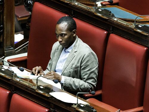 "Non ci ha mai versato le quote di partito". Che veleni dalla Sinistra su Soumahoro
