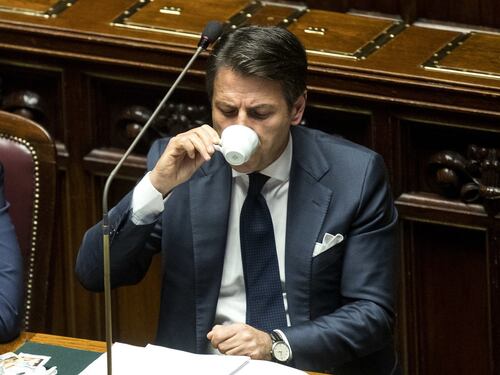 A Conte restano solo due voti di margine