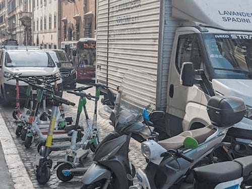Incubo monopattini. Commercianti in rivolta nel centro di Roma