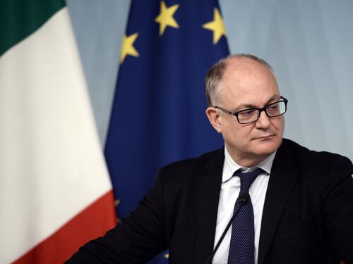 Il ministro Gualtieri si fa il tabaccaio al ministero