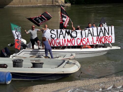 Roma, la protesta di Forza Nuova sul Tevere: "Noi, profughi italiani, vogliamo casa e lavoro"