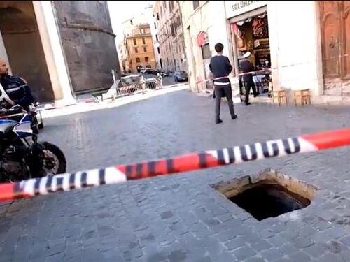 Voragine in strada davanti al Pantheon. Grazie al lockdown non passava nessuno