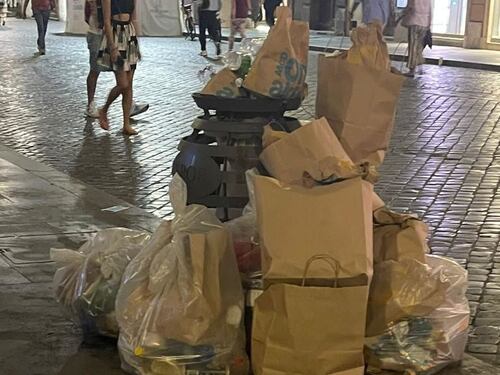Piazza di Spagna è una discarica. Ecco come si offre ai turisti di Roma