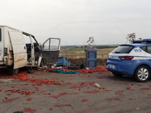 Scontro tra tir e furgone, 10 morti nel Foggiano. Tutti braccianti stranieri