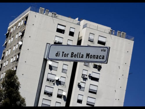 Tor Bella Monaca, drogato investe due giovani e viene picchiato dai parenti