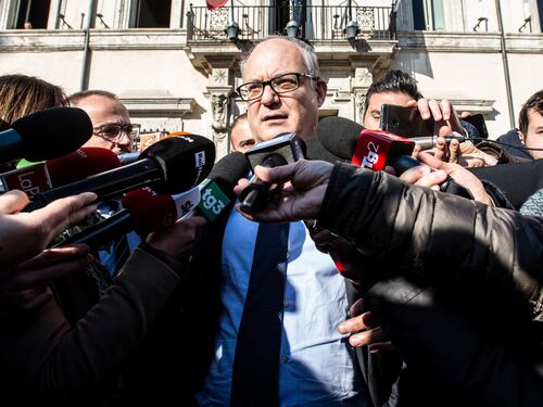 Il governo presenta il taglio delle tasse. Ecco chi ci guadagna. Gli 80 euro di Renzi diventano 100