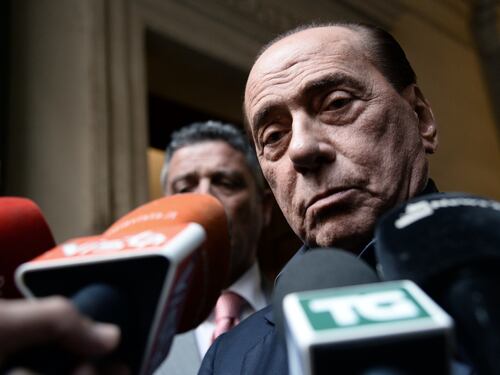 Berlusconi apre al Congresso e congela i contrasti in FI