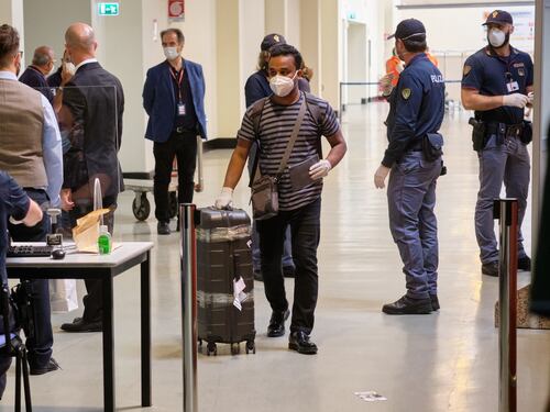 Voli bloccati? A Fiumicino 135 bengalesi atterrano lo stesso (con lo scalo)
