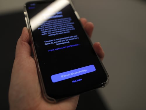 Gli attivisti della privacy ci salvano dall'occhio indiscreto di Apple. Per ora...