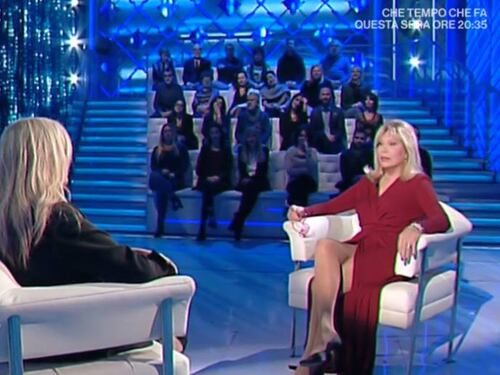 Amanda Lear è un tornado: Dalì, i ragazzi e la "boutique". Poi svela la verità sul suo sesso