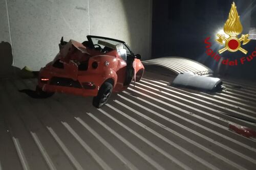 Precipita con la minicar e resta in bilico su un tetto a Fonte Nuova. Salvato dai vigili del fuoco