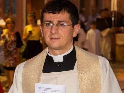 Papa Francesco non fa sconti ai fedelissimi di Benedetto XVI: scomunicato il sacerdote Don Enrico Bernasconi