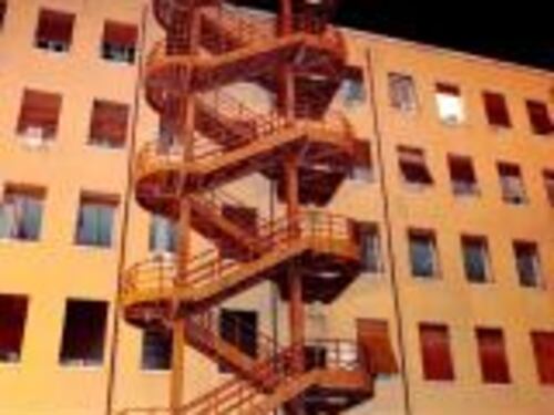 Si lancia dalle scale Muore uno studente
