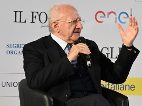 Il sindaco si dimette e l'eterno De Luca pronto a riprendersi Salerno