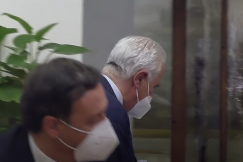 Gli chiedono del vaccino agli avvocati e Giani scappa dalla conferenza stampa