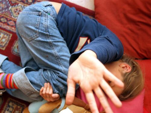 Denuncia il preside e rischia di perdere i figli