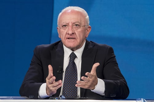 Vaccini, De Luca si ribella a Figliuolo: "Terza dose per fasce d'età? No, in Campania la diamo a tutti"