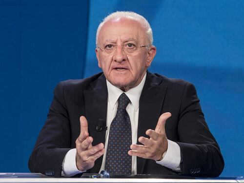 Vaccini, De Luca si ribella a Figliuolo: "Terza dose per fasce d'età? No, in Campania la diamo a tutti"