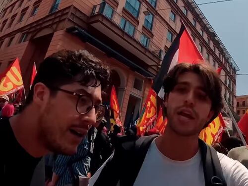 Roma, alla manifestazione contro il riarmo strappata una bandiera ucraina dai fascisti rossi