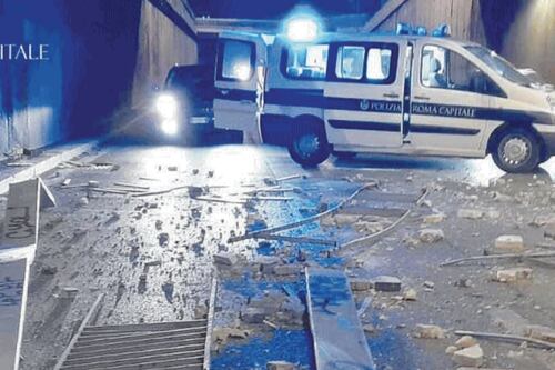Sbanda con la sua Bmw e sfonda la ringhiera del viadotto, panico sul lungotevere