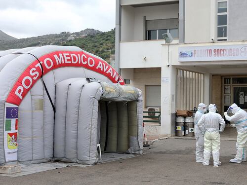 Covid e bollettino 19 febbraio: 50.534 casi e 252 morti. Calano contagi e ricoveri ma non i decessi