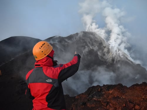 L'Etna torna a eruttare: lava e cenere dal cratere di sud-est