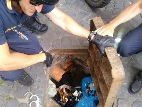 Roma, tombini usati come deposito di ombrelli dai venditori abusivi
