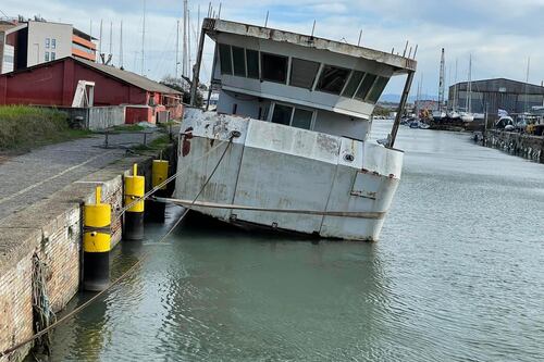 "Quel barcone è pericoloso", a Fiumicino tutti contro la Regione