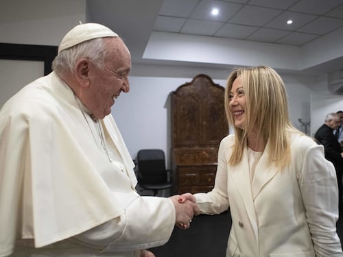 Giorgia Meloni fa visita a Papa Francesco: "Vigile e reattivo". Cosa si sono detti
