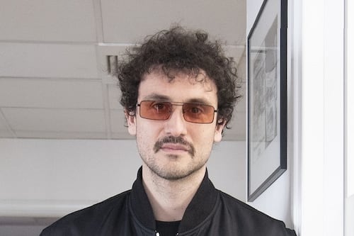 Carl Brave lancia la sfida: "Guardo al passato per ripartire da zero"