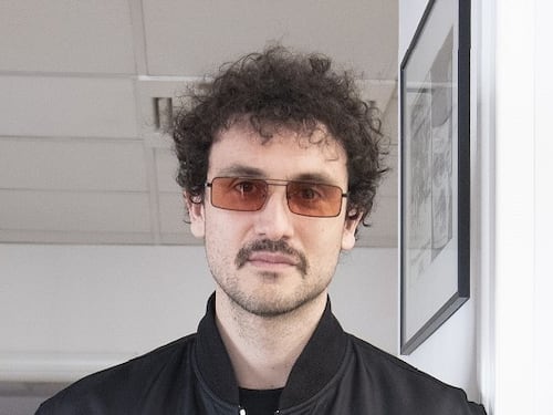 Carl Brave lancia la sfida: "Guardo al passato per ripartire da zero"