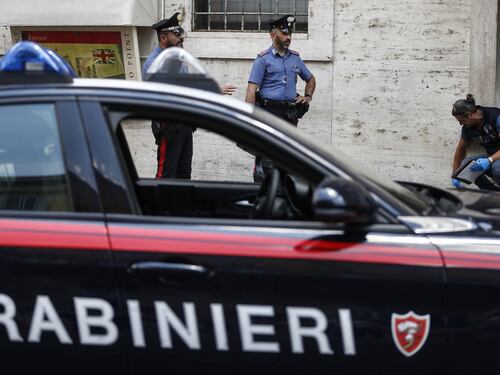 Asso, carabiniere spara al suo comandante e si barrica in caserma